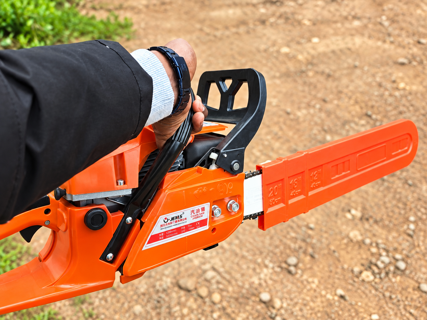 U-JENS 58cc Petrol Chainsaw 3000W – OJS5800-2 Kenya 2 U-JENS OJS5800-2 58cc petrol chainsaw outdoor side view